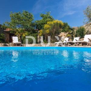 OTOK KRK, GRAD KRK (okolica)- Rijetkost! Imanje s autohtonim kamenim kućama, s bazenima i mediteranskom okućnicom