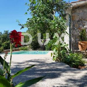 OTOK KRK, GRAD KRK (okolica)- Rijetkost! Imanje s autohtonim kamenim kućama, s bazenima i mediteranskom okućnicom