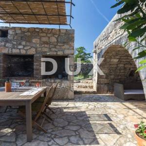 OTOK KRK, GRAD KRK (okolica)- Rijetkost! Imanje s autohtonim kamenim kućama, s bazenima i mediteranskom okućnicom