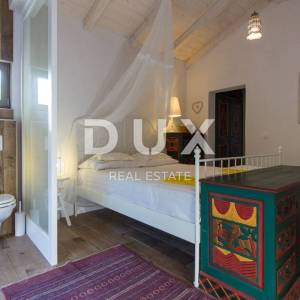 OTOK KRK, GRAD KRK (okolica)- Rijetkost! Imanje s autohtonim kamenim kućama, s bazenima i mediteranskom okućnicom