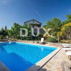 OTOK KRK, GRAD KRK (okolica)- Rijetkost! Imanje s autohtonim kamenim kućama, s bazenima i mediteranskom okućnicom