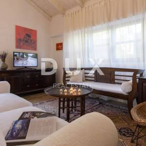 OTOK KRK, GRAD KRK (okolica)- Rijetkost! Imanje s autohtonim kamenim kućama, s bazenima i mediteranskom okućnicom