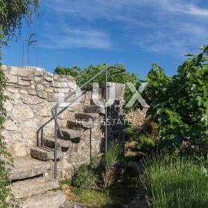 OTOK KRK, GRAD KRK (okolica)- Rijetkost! Imanje s autohtonim kamenim kućama, s bazenima i mediteranskom okućnicom