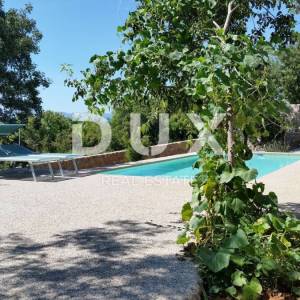 OTOK KRK, GRAD KRK (okolica)- Rijetkost! Imanje s autohtonim kamenim kućama, s bazenima i mediteranskom okućnicom
