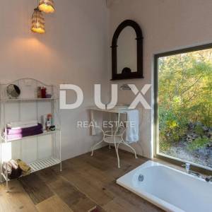 OTOK KRK, GRAD KRK (okolica)- Rijetkost! Imanje s autohtonim kamenim kućama, s bazenima i mediteranskom okućnicom