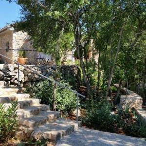 OTOK KRK, GRAD KRK (okolica)- Rijetkost! Imanje s autohtonim kamenim kućama, s bazenima i mediteranskom okućnicom