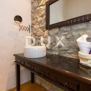 OTOK KRK, GRAD KRK (okolica)- Rijetkost! Imanje s autohtonim kamenim kućama, s bazenima i mediteranskom okućnicom