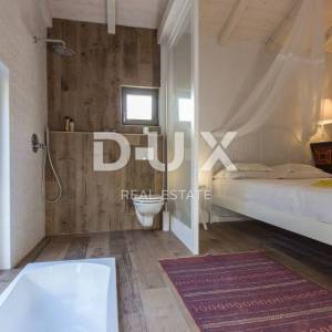 OTOK KRK, GRAD KRK (okolica)- Rijetkost! Imanje s autohtonim kamenim kućama, s bazenima i mediteranskom okućnicom