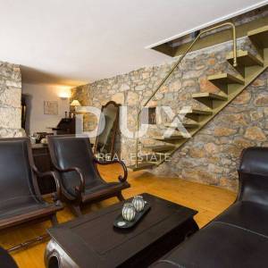 OTOK KRK, GRAD KRK (okolica)- Rijetkost! Imanje s autohtonim kamenim kućama, s bazenima i mediteranskom okućnicom