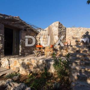 OTOK KRK, GRAD KRK (okolica)- Rijetkost! Imanje s autohtonim kamenim kućama, s bazenima i mediteranskom okućnicom