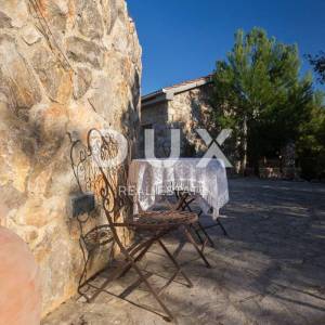 OTOK KRK, GRAD KRK (okolica)- Rijetkost! Imanje s autohtonim kamenim kućama, s bazenima i mediteranskom okućnicom