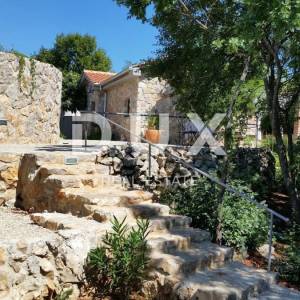 OTOK KRK, GRAD KRK (okolica)- Rijetkost! Imanje s autohtonim kamenim kućama, s bazenima i mediteranskom okućnicom