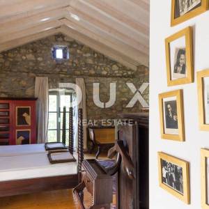 OTOK KRK, GRAD KRK (okolica)- Rijetkost! Imanje s autohtonim kamenim kućama, s bazenima i mediteranskom okućnicom