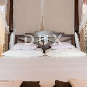 OTOK KRK, GRAD KRK (okolica)- Rijetkost! Imanje s autohtonim kamenim kućama, s bazenima i mediteranskom okućnicom