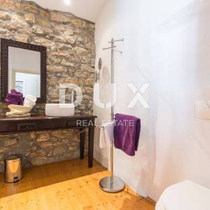 OTOK KRK, GRAD KRK (okolica)- Rijetkost! Imanje s autohtonim kamenim kućama, s bazenima i mediteranskom okućnicom