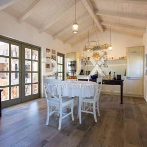 OTOK KRK, GRAD KRK (okolica)- Rijetkost! Imanje s autohtonim kamenim kućama, s bazenima i mediteranskom okućnicom