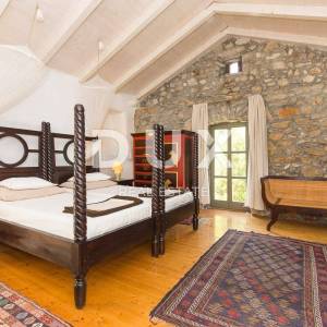 OTOK KRK, GRAD KRK (okolica)- Rijetkost! Imanje s autohtonim kamenim kućama, s bazenima i mediteranskom okućnicom