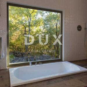 OTOK KRK, GRAD KRK (okolica)- Rijetkost! Imanje s autohtonim kamenim kućama, s bazenima i mediteranskom okućnicom