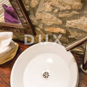 OTOK KRK, GRAD KRK (okolica)- Rijetkost! Imanje s autohtonim kamenim kućama, s bazenima i mediteranskom okućnicom