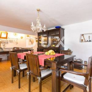 OTOK KRK, GRAD KRK (okolica)- Rijetkost! Imanje s autohtonim kamenim kućama, s bazenima i mediteranskom okućnicom