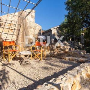 OTOK KRK, GRAD KRK (okolica)- Rijetkost! Imanje s autohtonim kamenim kućama, s bazenima i mediteranskom okućnicom