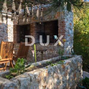 OTOK KRK, GRAD KRK (okolica)- Rijetkost! Imanje s autohtonim kamenim kućama, s bazenima i mediteranskom okućnicom