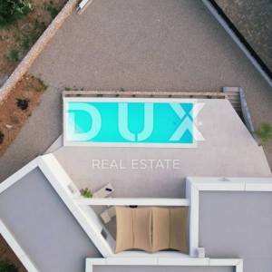 OTOK KRK, LINARDIĆI - Luksuzna moderna prizemnica s bazenom i pogledom na more