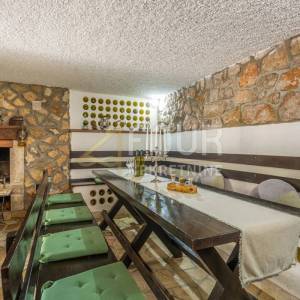 Otok Krk, Vrbnik - okolica, samostojeća kuća s bazenom