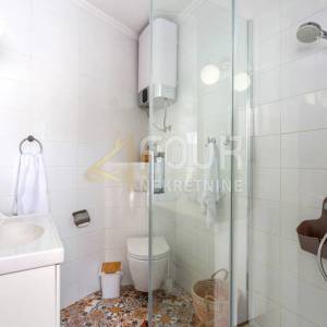 Otok Krk, Vrbnik - okolica, samostojeća kuća s bazenom