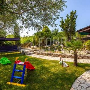 Otok Krk, Vrbnik - okolica, samostojeća kuća s bazenom