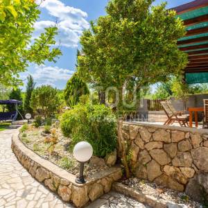 Otok Krk, Vrbnik - okolica, samostojeća kuća s bazenom