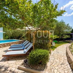 Otok Krk, Vrbnik - okolica, samostojeća kuća s bazenom