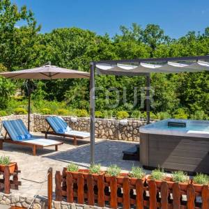 Otok Krk, Vrbnik - okolica, samostojeća kuća s bazenom