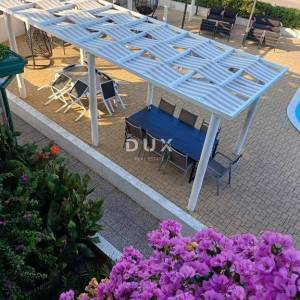 OTOK PAG, NOVALJA - villa s 20 apartmana udaljena samo 300 metara od mora! PRILIKA!