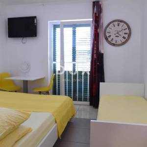 OTOK PAG, NOVALJA - villa s 20 apartmana udaljena samo 300 metara od mora! PRILIKA!