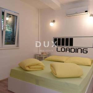 OTOK PAG, NOVALJA - villa s 20 apartmana udaljena samo 300 metara od mora! PRILIKA!