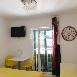 OTOK PAG, NOVALJA - villa s 20 apartmana udaljena samo 300 metara od mora! PRILIKA!