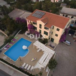 OTOK PAG, NOVALJA - villa s 20 apartmana udaljena samo 300 metara od mora! PRILIKA!