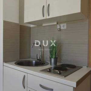 OTOK PAG, NOVALJA - villa s 20 apartmana udaljena samo 300 metara od mora! PRILIKA!