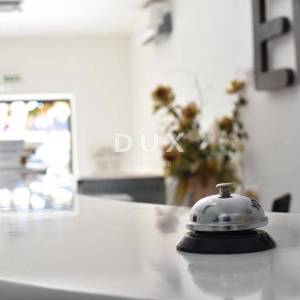 OTOK PAG, NOVALJA - villa s 20 apartmana udaljena samo 300 metara od mora! PRILIKA!