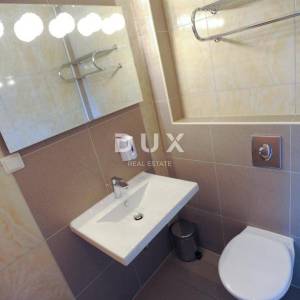 OTOK PAG, NOVALJA - villa s 20 apartmana udaljena samo 300 metara od mora! PRILIKA!