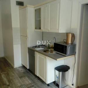 OTOK PAG, NOVALJA - villa s 20 apartmana udaljena samo 300 metara od mora! PRILIKA!