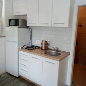 OTOK PAG, NOVALJA - villa s 20 apartmana udaljena samo 300 metara od mora! PRILIKA!