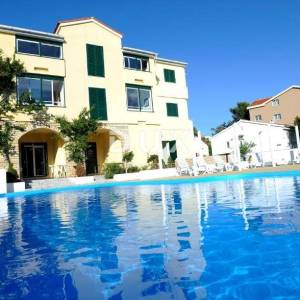 OTOK PAG, NOVALJA - villa s 20 apartmana udaljena samo 300 metara od mora! PRILIKA!