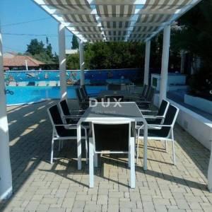 OTOK PAG, NOVALJA - villa s 20 apartmana udaljena samo 300 metara od mora! PRILIKA!