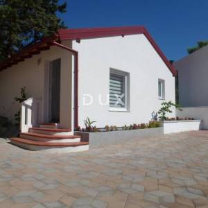 OTOK PAG, NOVALJA - villa s 20 apartmana udaljena samo 300 metara od mora! PRILIKA!