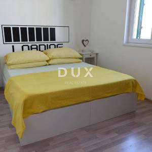 OTOK PAG, NOVALJA - villa s 20 apartmana udaljena samo 300 metara od mora! PRILIKA!