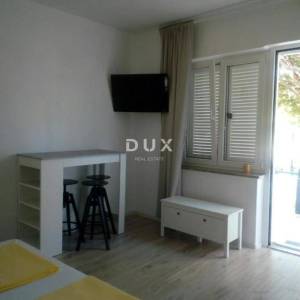 OTOK PAG, NOVALJA - villa s 20 apartmana udaljena samo 300 metara od mora! PRILIKA!