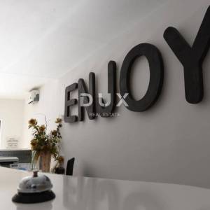 OTOK PAG, NOVALJA - villa s 20 apartmana udaljena samo 300 metara od mora! PRILIKA!