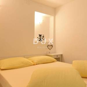 OTOK PAG, NOVALJA - villa s 20 apartmana udaljena samo 300 metara od mora! PRILIKA!